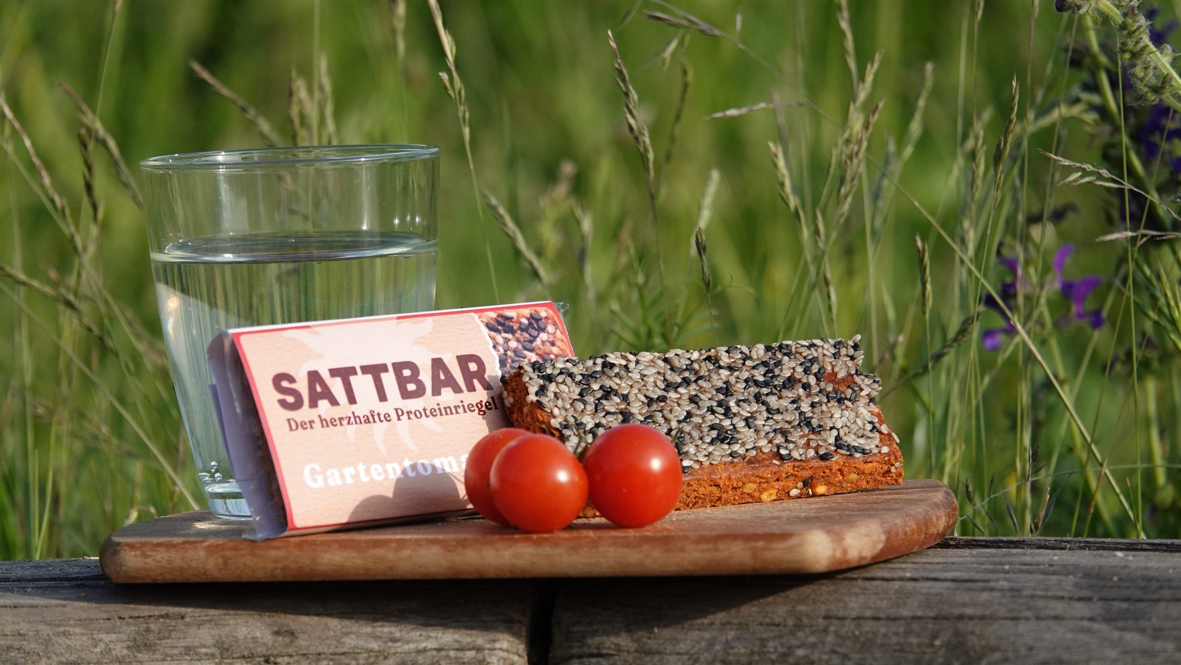 SATTBAR Gartentomate mit Tomaten und Wasserglas im Grünen